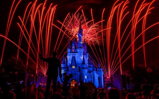 Castle fireworks night people celebration free wallpaper for desktop - medium preview image