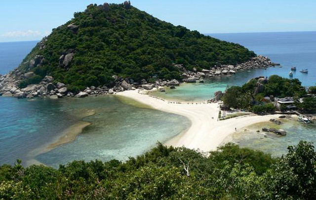 Small island sandy beach ocean free wallpaper for desktop - medium preview image