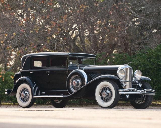 Old model car tree leaves free wallpaper for desktop - medium preview image