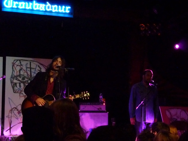 Man playing guitar singing woman free wallpaper for desktop - medium preview image