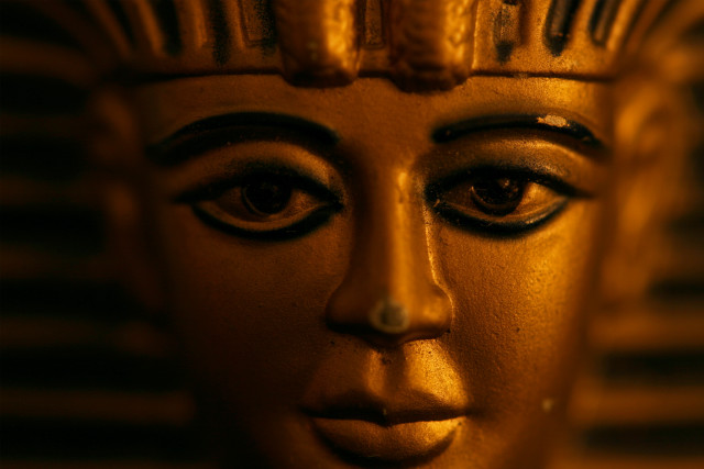 Gold statue woman face black free wallpaper for desktop - medium preview image
