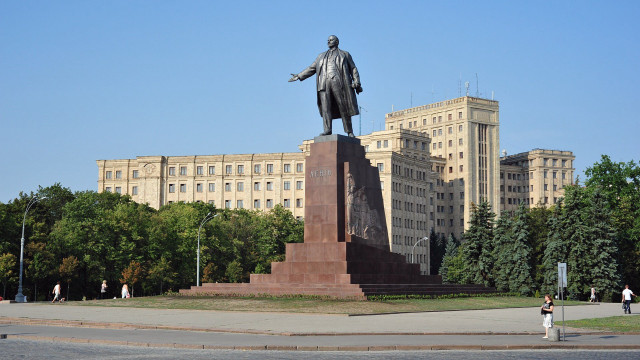 Statue man clocktower building people free wallpaper for desktop - medium preview image
