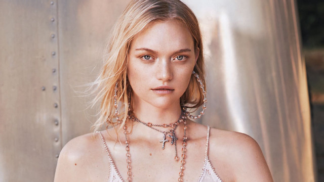 Blonde woman necklace earrings chain free wallpaper for desktop - medium preview image