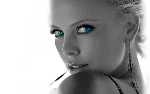 Woman blue eyes serious necklace free wallpaper for desktop - medium preview image