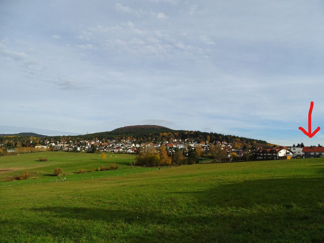 Green field red arrow town free wallpaper for desktop - medium preview image