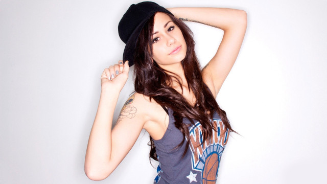 Woman hat posing arm white free wallpaper for desktop - medium preview image