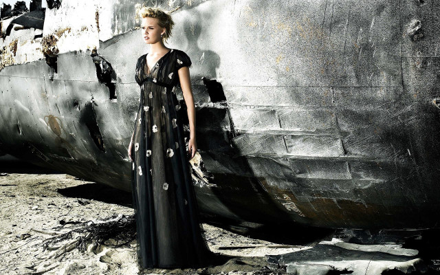 Woman beach boat handbag summer free wallpaper for desktop - medium preview image