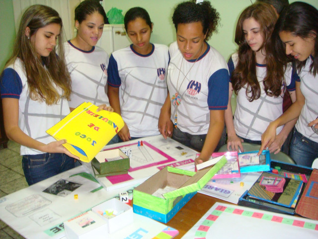 Young people table cake box free wallpaper for desktop - medium preview image