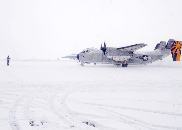 Snowy runway plane people military free wallpaper for desktop - medium preview image