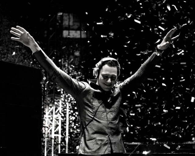 Man microphone confetti stage performance free wallpaper for desktop - medium preview image