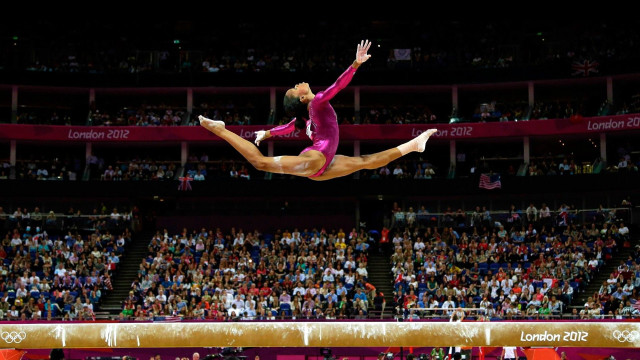 Woman pink leotard beam trick free wallpaper for desktop - medium preview image