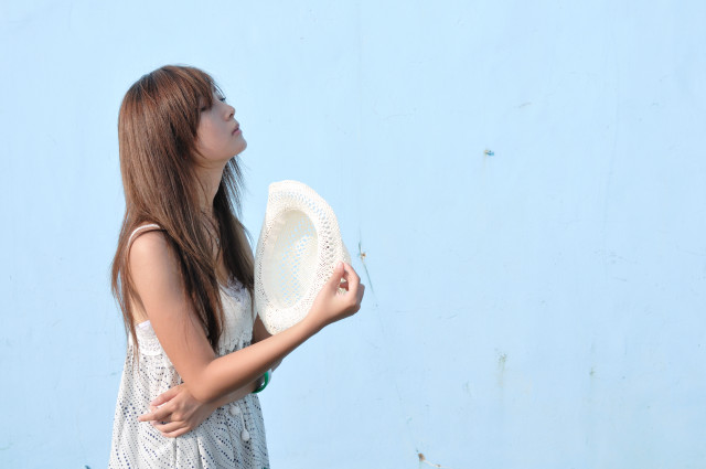 Woman holding white frisbee blue free wallpaper for desktop - medium preview image