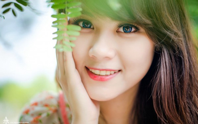 Woman green eyes leaf plant free wallpaper for desktop - medium preview image