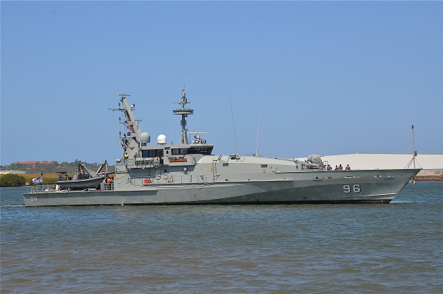 Large gray boat floating shoreline free wallpaper for desktop - medium preview image