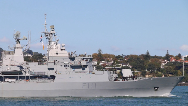 Gray ship city skyline sunny free wallpaper for desktop - medium preview image