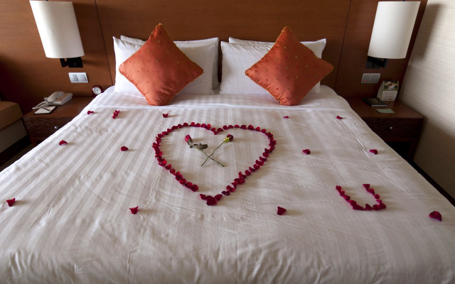 Romantic bed heart flowers pillow free wallpaper for desktop - medium preview image