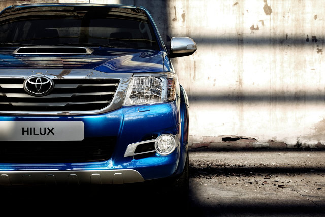 Blue suv parked building sign free wallpaper for desktop - medium preview image