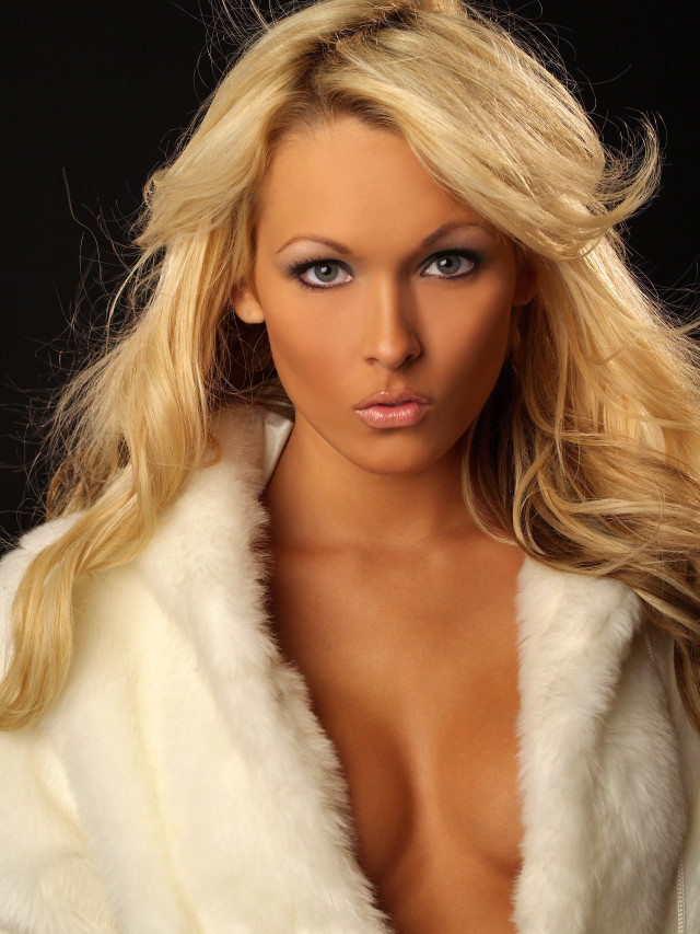 Blonde woman fur coat fashion free wallpaper for mobile - medium preview image