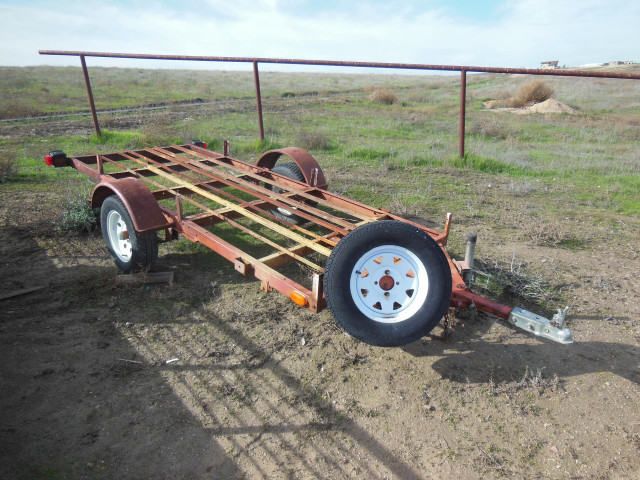 Trailer flat tire dirt road free wallpaper for desktop - medium preview image