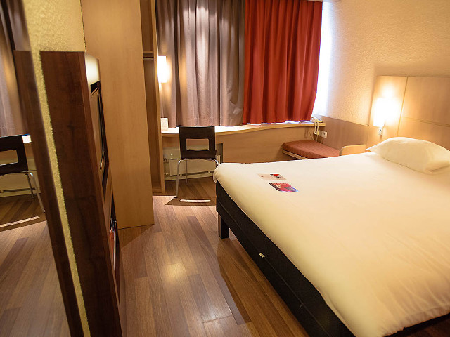 Bedroom bed window red curtains free wallpaper for desktop - medium preview image