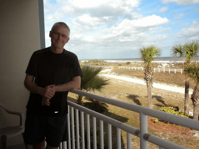 Man balcony palm tree beach free wallpaper for desktop - medium preview image