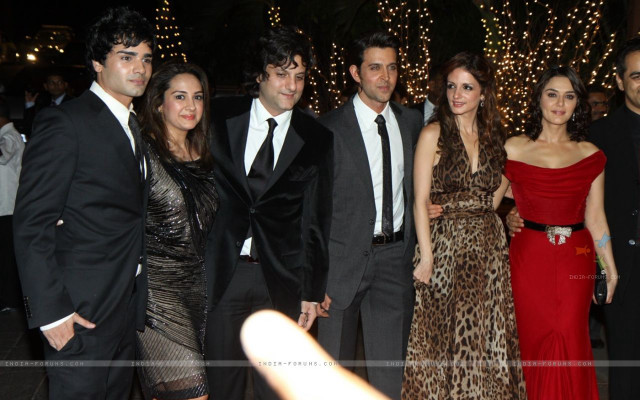 Group people tree lights photo free wallpaper for desktop - medium preview image