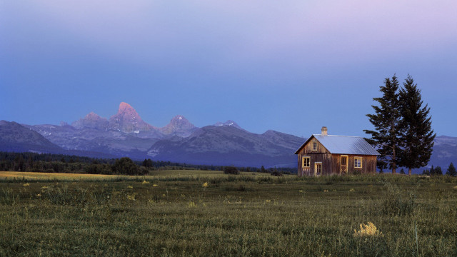 Small cabin field mountains dusk free wallpaper for desktop - medium preview image