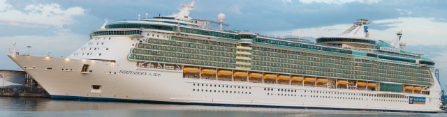 Cruise ship docked background foreground free wallpaper for desktop - medium preview image
