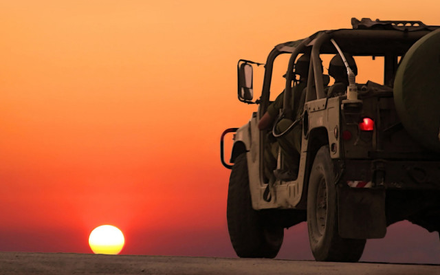 Safari vehicle sunset road bird free wallpaper for desktop - medium preview image