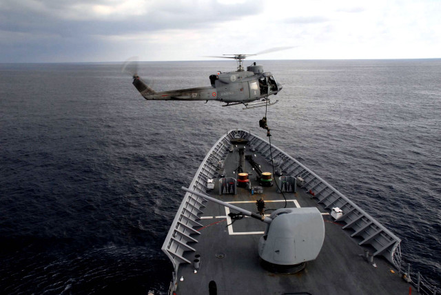 Helicopter flying ship ocean landing free wallpaper for desktop - medium preview image