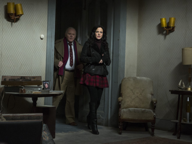 Man woman room open door #3 free wallpaper for desktop - medium preview image