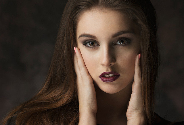 Woman longhair redlips handsonface portrait free wallpaper for desktop - medium preview image