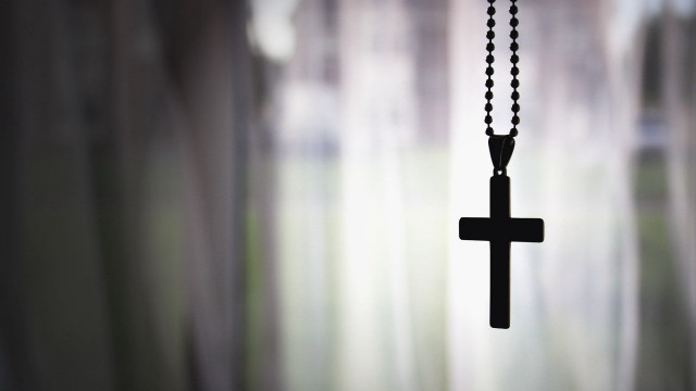 Black cross chain window sill free wallpaper for desktop - medium preview image