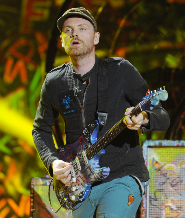 Man hat playing guitar stage free wallpaper for mobile - medium preview image