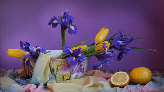 Vase flowers lemon table purple free wallpaper for desktop - medium preview image
