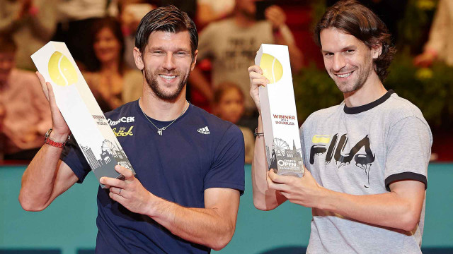 Men holding tennis balls boxes free wallpaper for desktop - medium preview image