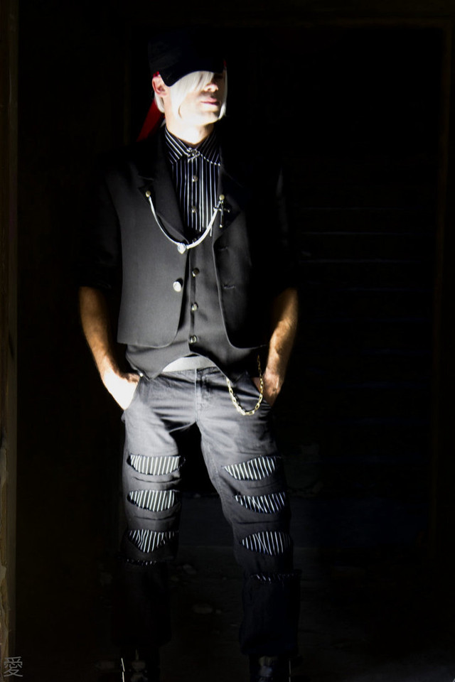 Man black shirt jeans doorway free wallpaper for mobile - medium preview image