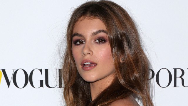 Woman long hair smoky makeup free wallpaper for desktop - medium preview image