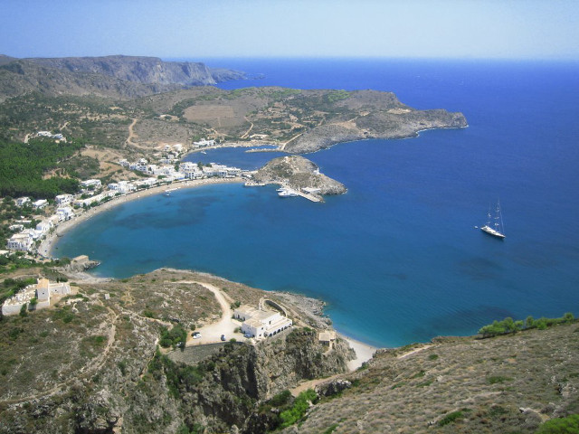 Boat rocky shore beach white free wallpaper for desktop - medium preview image