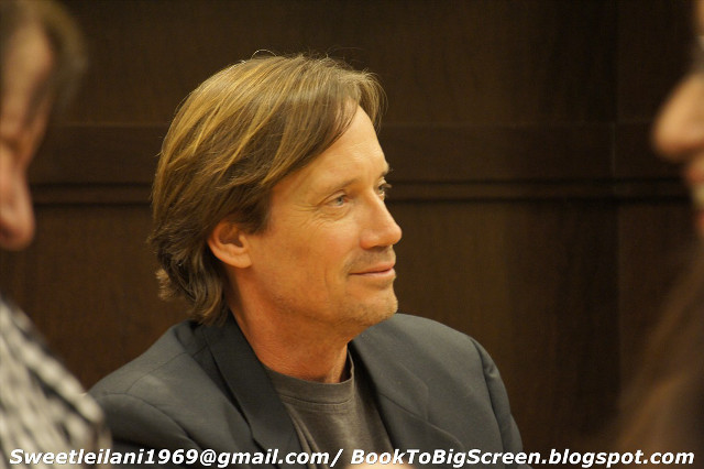 Man suit tie courtroom looking free wallpaper for desktop - medium preview image