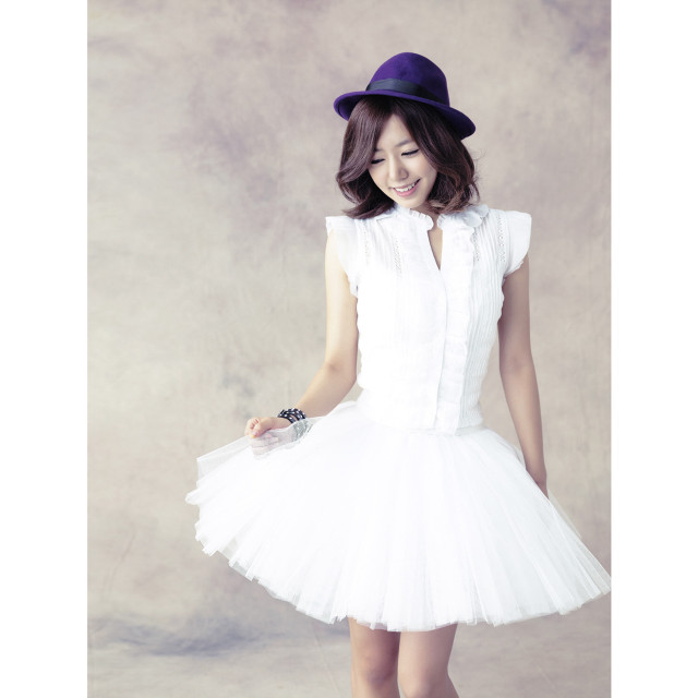Woman white dress hat posing #2 free wallpaper for tablet - medium preview image