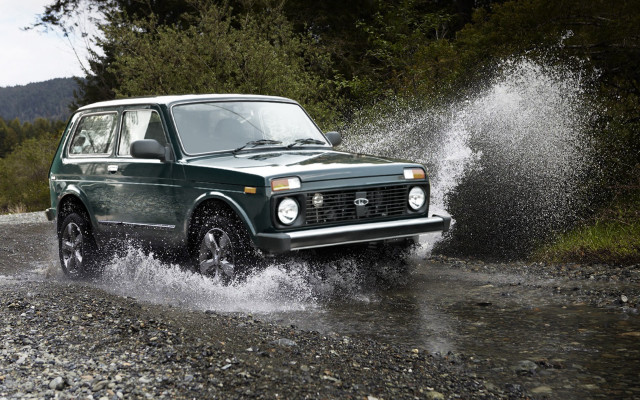 Green car river splash trees free wallpaper for desktop - medium preview image