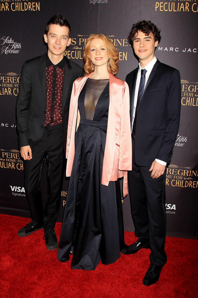 Couple red carpet movie event free wallpaper for mobile - medium preview image