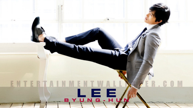 Man in suit tying feet free wallpaper for desktop - medium preview image