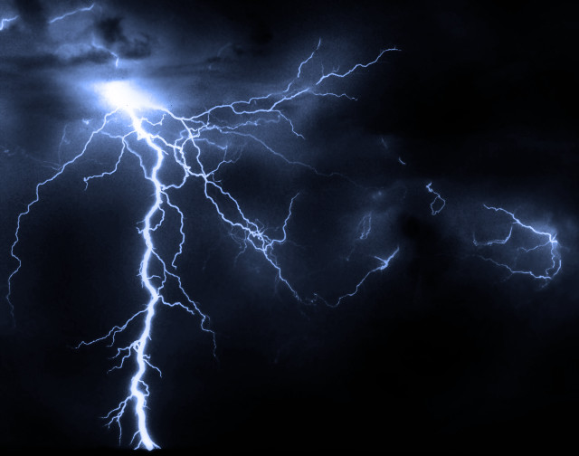 Lightning storm city night sky free wallpaper for desktop - medium preview image