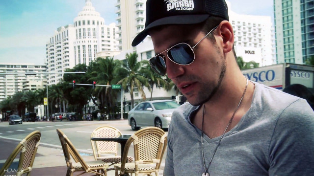 City street man sunglasses hat free wallpaper for desktop - medium preview image