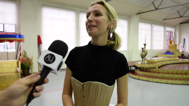 Woman corset talking reporter room free wallpaper for desktop - medium preview image