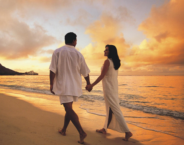 Man woman holding hands beach #3 free wallpaper for desktop - medium preview image