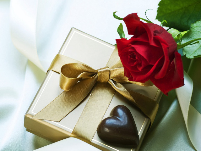 Rose chocolate hearts gift box free wallpaper for desktop - medium preview image