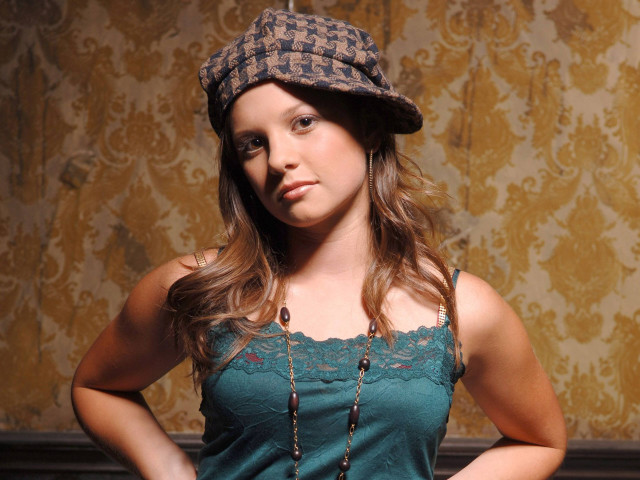 Woman hat necklace wallpaper background free wallpaper for desktop - medium preview image